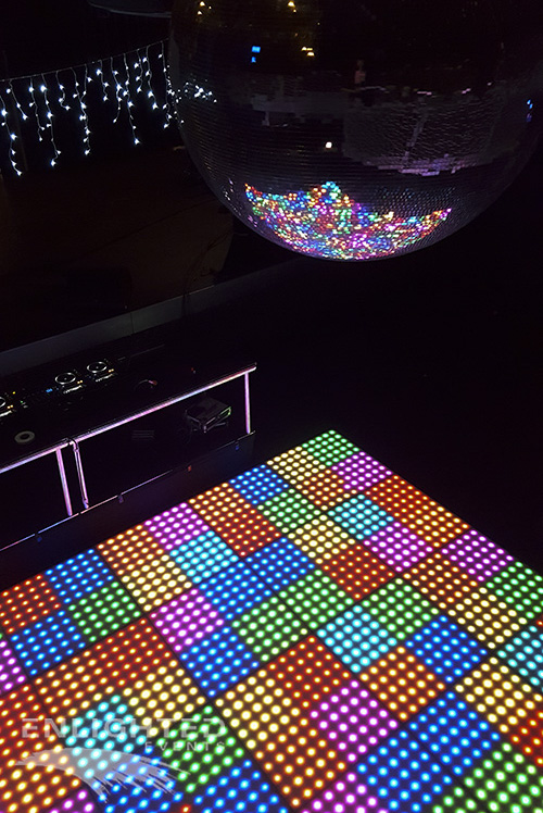 Vlakken discovloer met spiegelbol LED vlakken discovloer met spiegelbol er boven